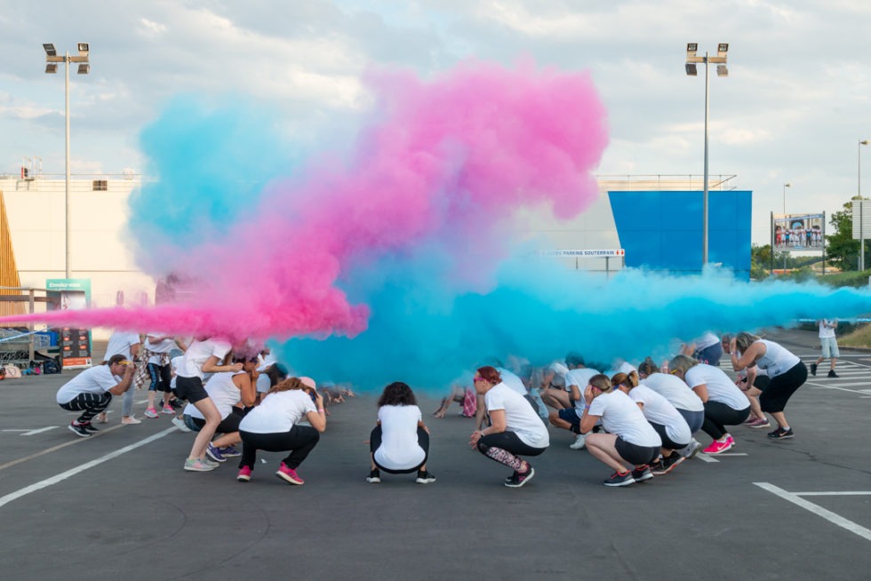 Photo colorée de projection de poudre pendant la zumba color